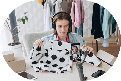 案件のライブ配信をする様子